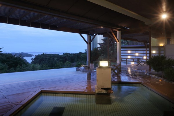 写真：男性浴場「判官の湯」露天風呂（夜）