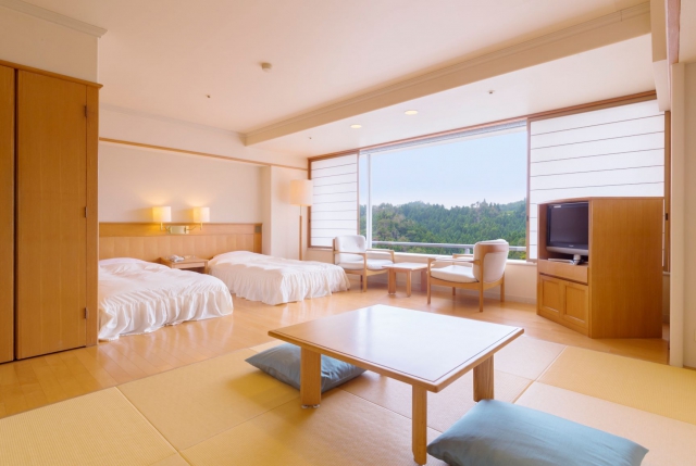 【山側/和洋室】2ベッド 畳リビング。異なる3種類の部屋でお寛ぎください。