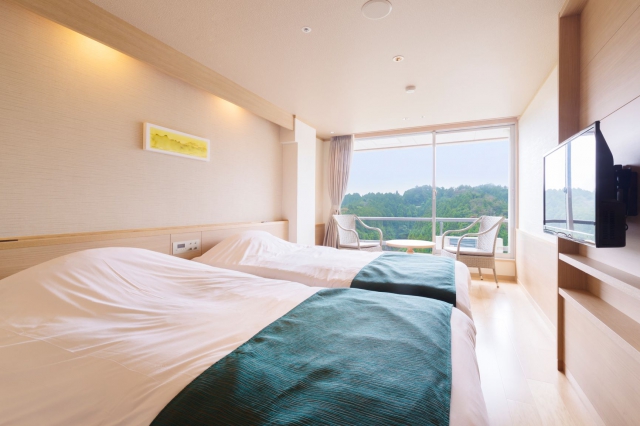 【山側/ツイン】コンパクトな洋客室。松島の森林エリアを望めるお部屋です。